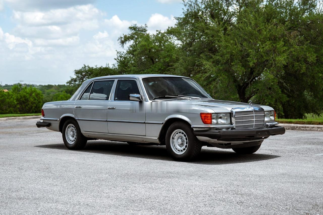 1978年的奔驰450SEL 6.9,发动机实际排量为6.8升，V8引擎已经使用
