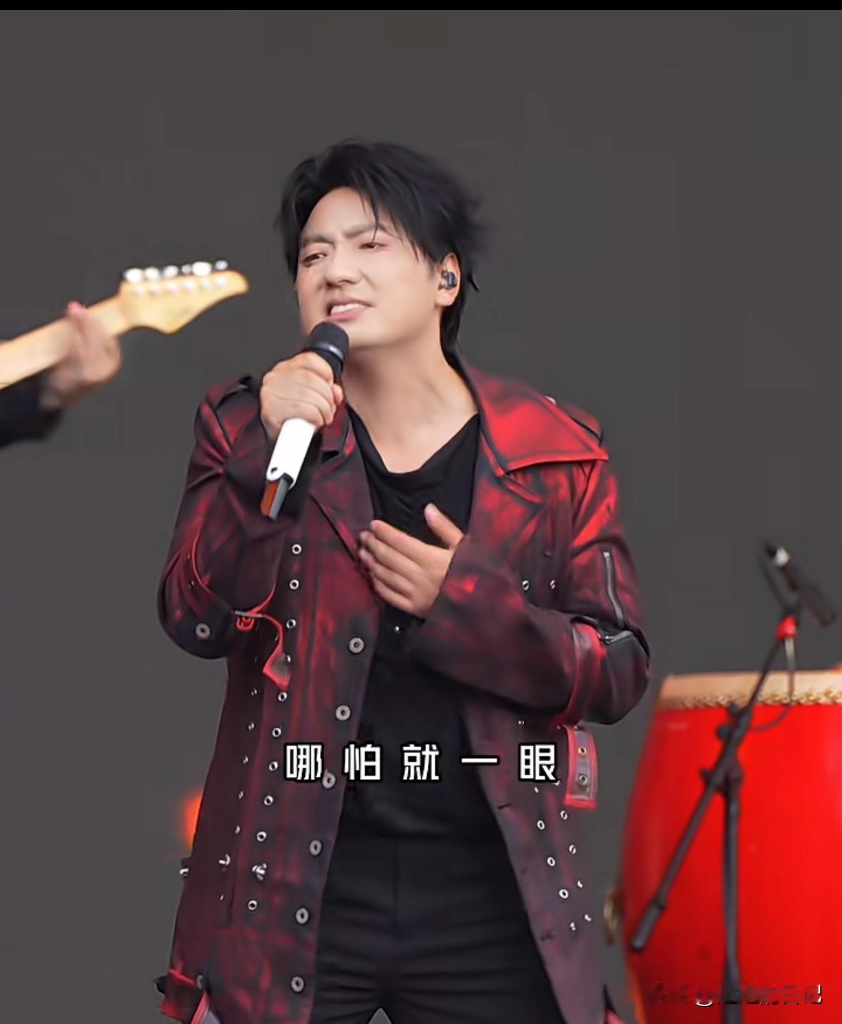 每当看到他们在舞台上大放异彩，我就会怀念曾经的我，想当年，我也是舞台上优秀的歌者