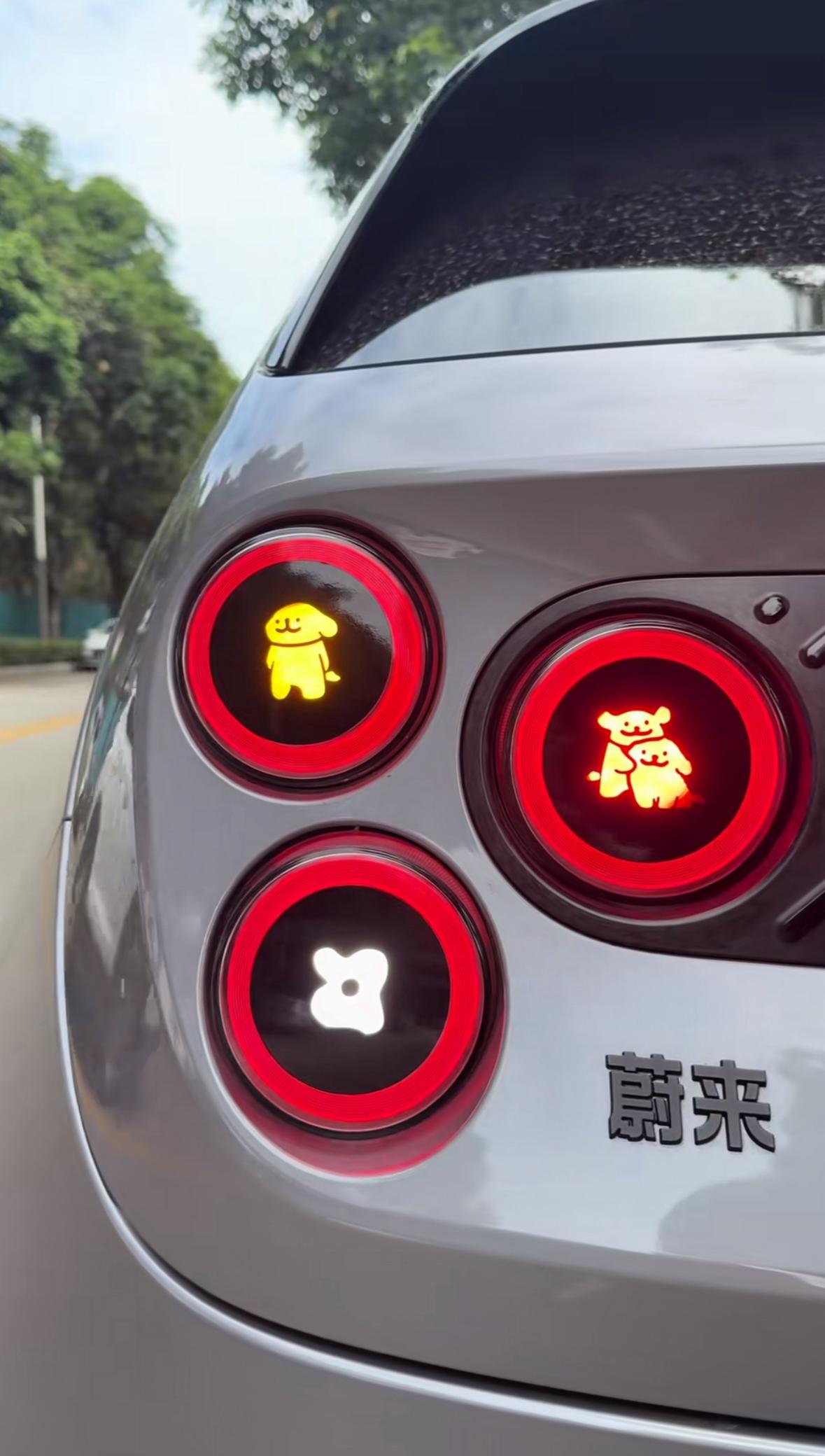 我是不是被大数据监控了？最近一直在讨论A01的尾灯，然后今天就给我刷到了萤火虫的