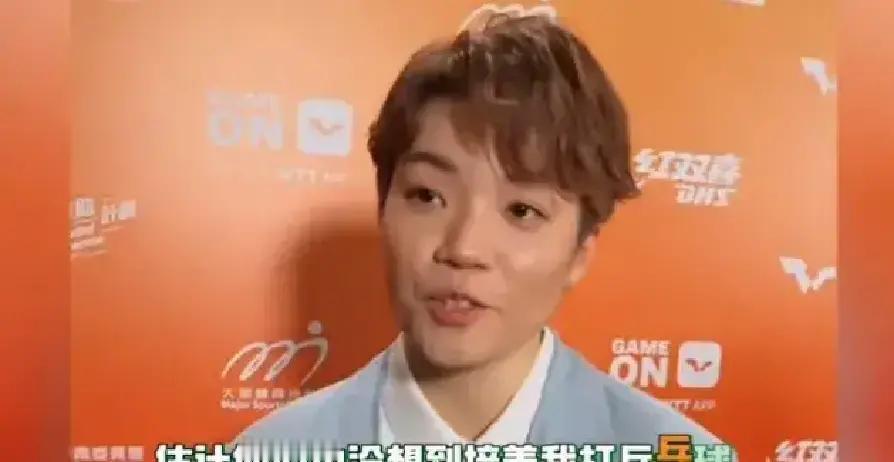 放下乒乓球拍的那晚，她握紧了红馆的麦克风。
 
香港乒球一姐杜凯琹，刚在训练馆扣