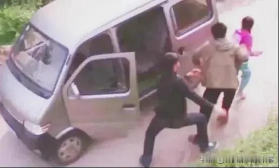 “人贩抢我儿子，凭啥判我刑！”广东街头，一场惊心动魄的父子救援行动上演，然而，故