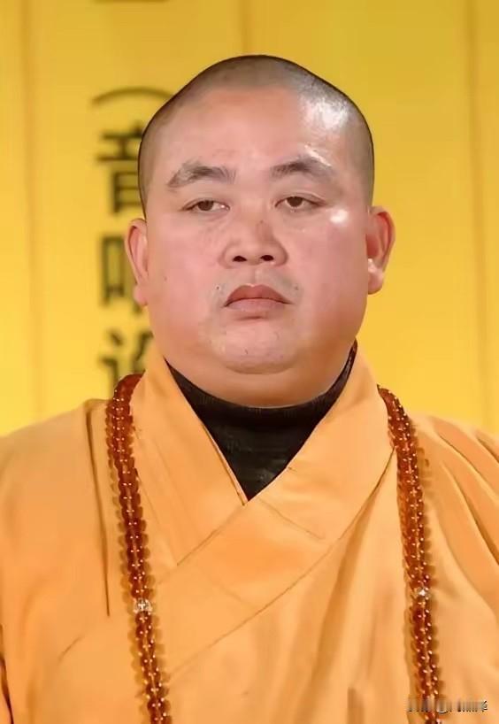 年过花甲，脱下袈裟，过往种种也该放下了。

他年少出家，执掌少林风光无限，如今却