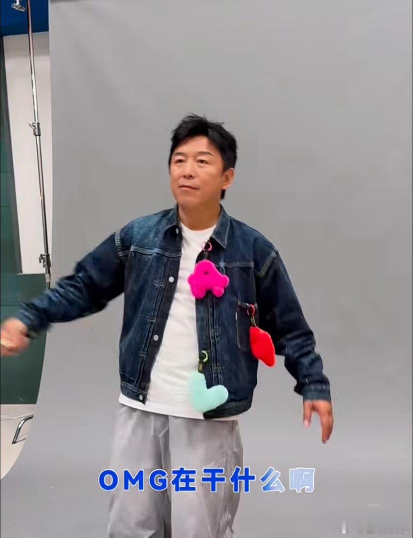 黄渤骨折还在录喜单总决赛 家门口骑车不慎摔伤骨折，黄渤依旧坚守总决赛录制，苦中作