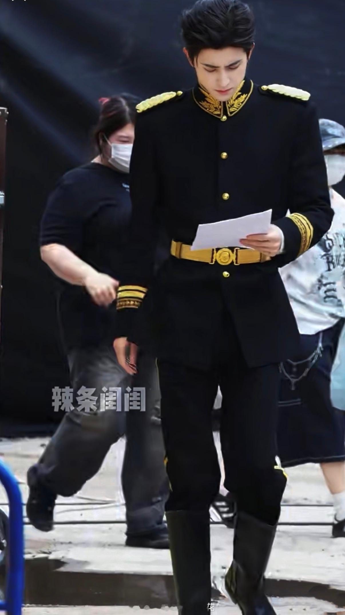 敖瑞鹏万花世界军阀造型敖瑞鹏万花世界背头军装路透敖瑞鹏的帅气是客观的 