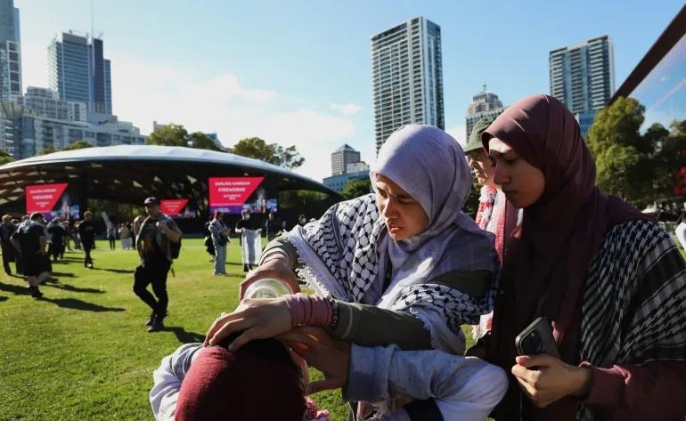警方在悉尼防务博览会抗议活动中喷射胡椒喷雾并逮捕示威者
据澳大利亚广播公司（AB
