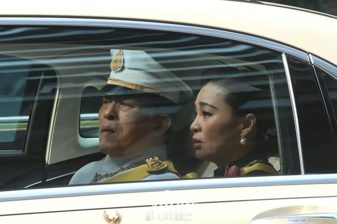 泰国国王与王室成员共同护送帕公主灵柩。白发人送黑发人。 
