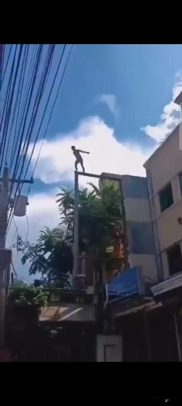 国外一段视频让人看得心惊。一名男子从高处主动跳向带电的高压电线杆，身体接触电流的