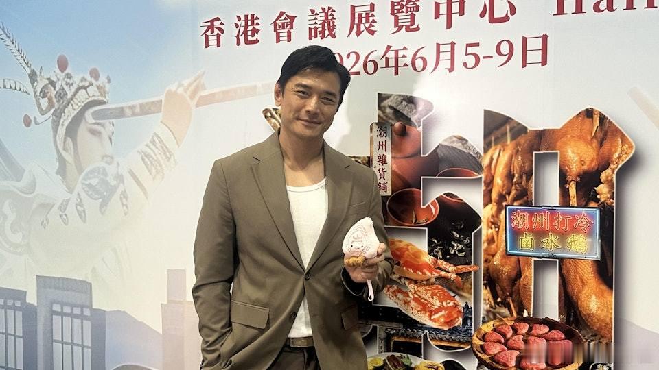 黃長興早前現身灣仔會展出席潮州節活動，作為潮州人的他，在現場大開金口表現唱歌，將
