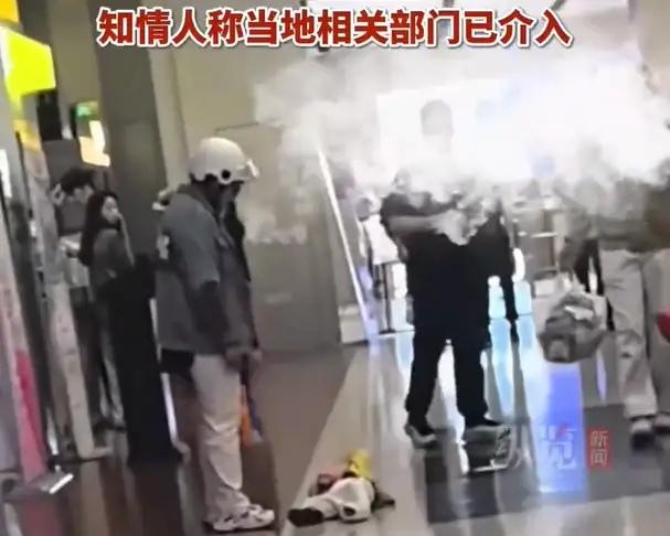 出来讨生活的、谁人不苦啊。辽宁，一个22岁的年轻女子跑外卖，这个竟然是个辛苦的妈