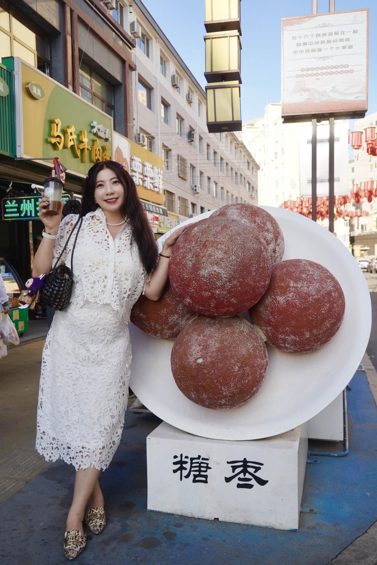 呼和浩特宽巷子是回民区最具烟火气的百年美食街区，浓缩了呼和浩特最地道的舌尖记忆。