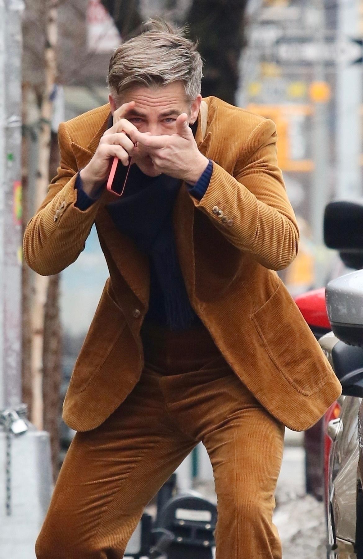 【高清】克里斯·派恩2月13日纽约街拍。 Chris Pine  had som