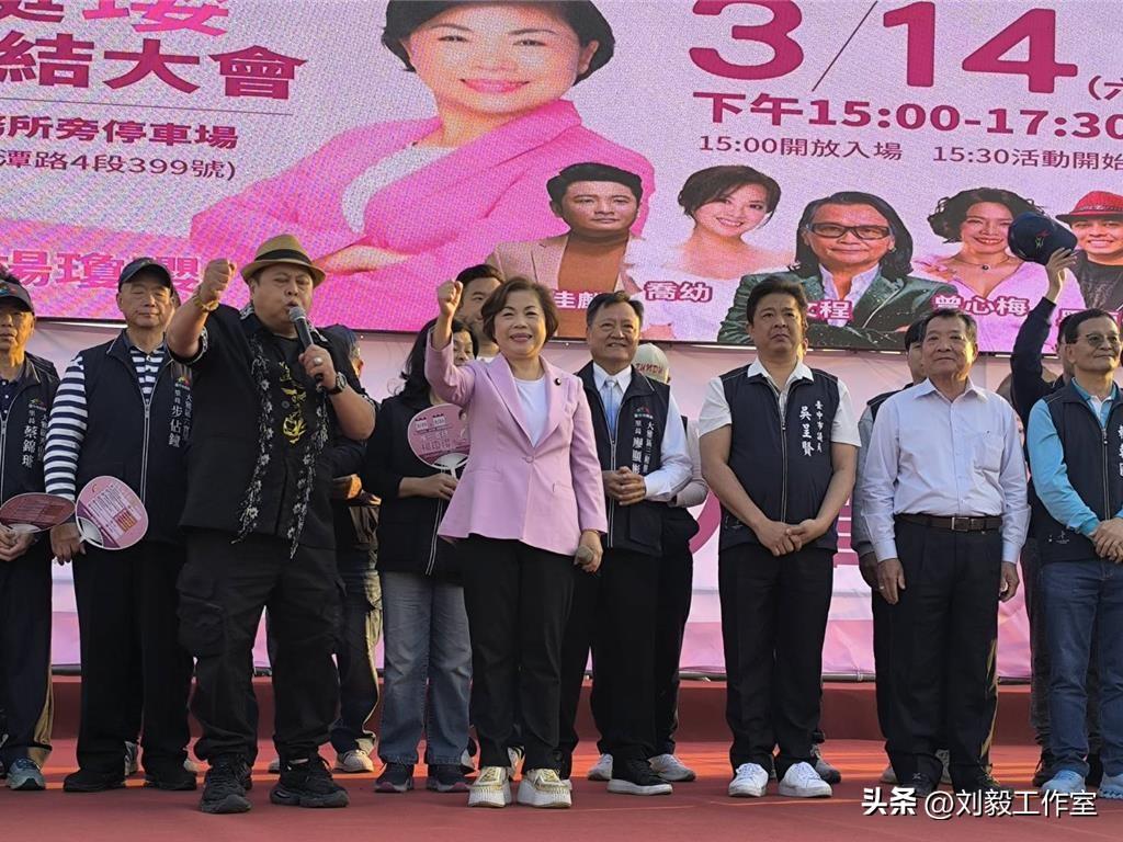 杨琼璎台中万人造势，全程无一蓝营大佬站台，相较于江启臣的造势活动，杨琼璎一人单挑