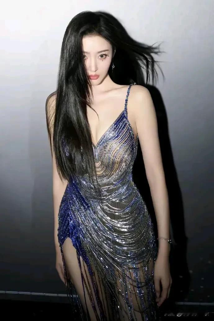 这件礼服有点科技，静态下是蓝色的，热舞起来又变成了绿色，映衬的人皮肤都好看了，勾