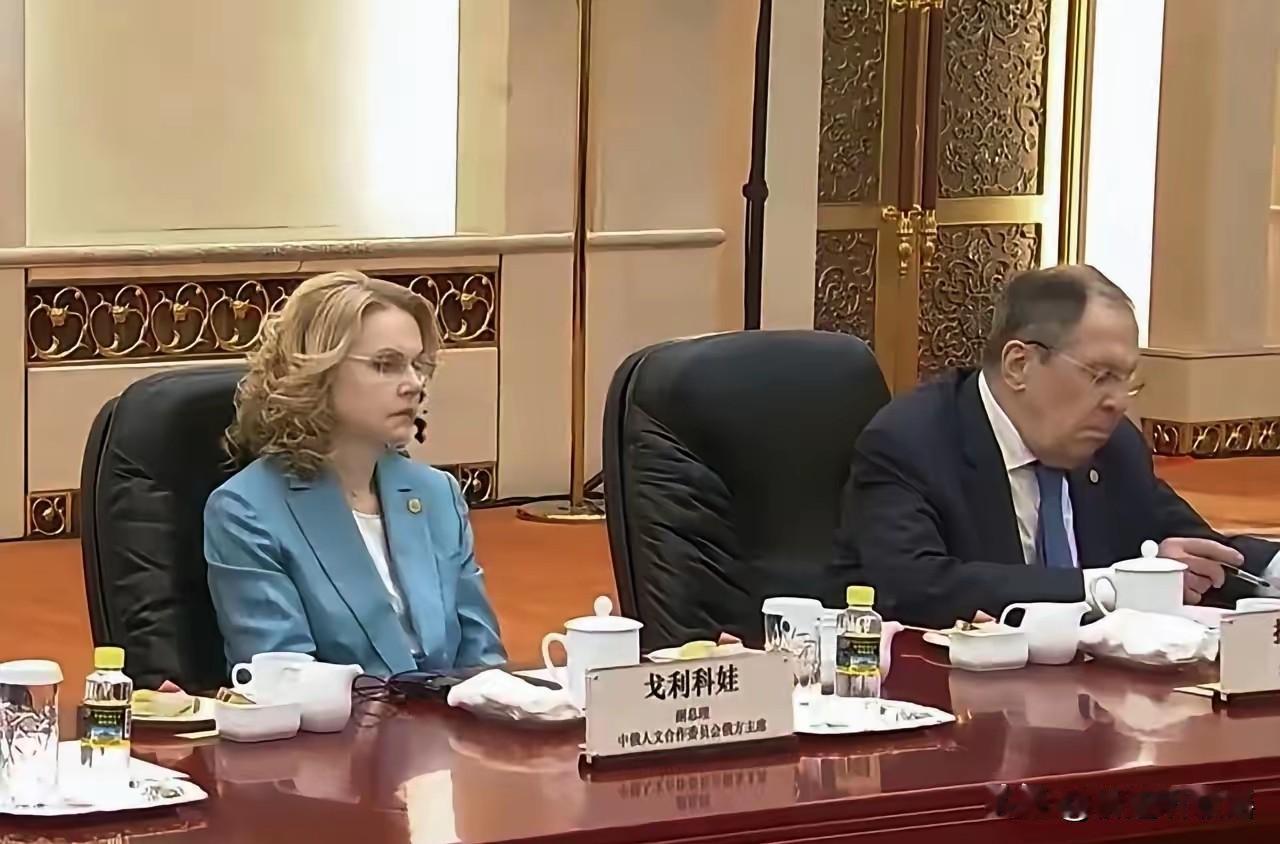 普京访华，这个漂亮女人非常显眼…
​她名字叫戈利科娃，今年60岁，俄罗斯副总理，