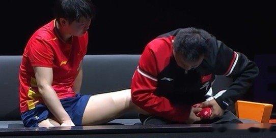 孙颖莎左脚脚踝不舒服申请医疗暂停，给左脚缠上了绷带，最终无法坚持退赛。希望莎莎早