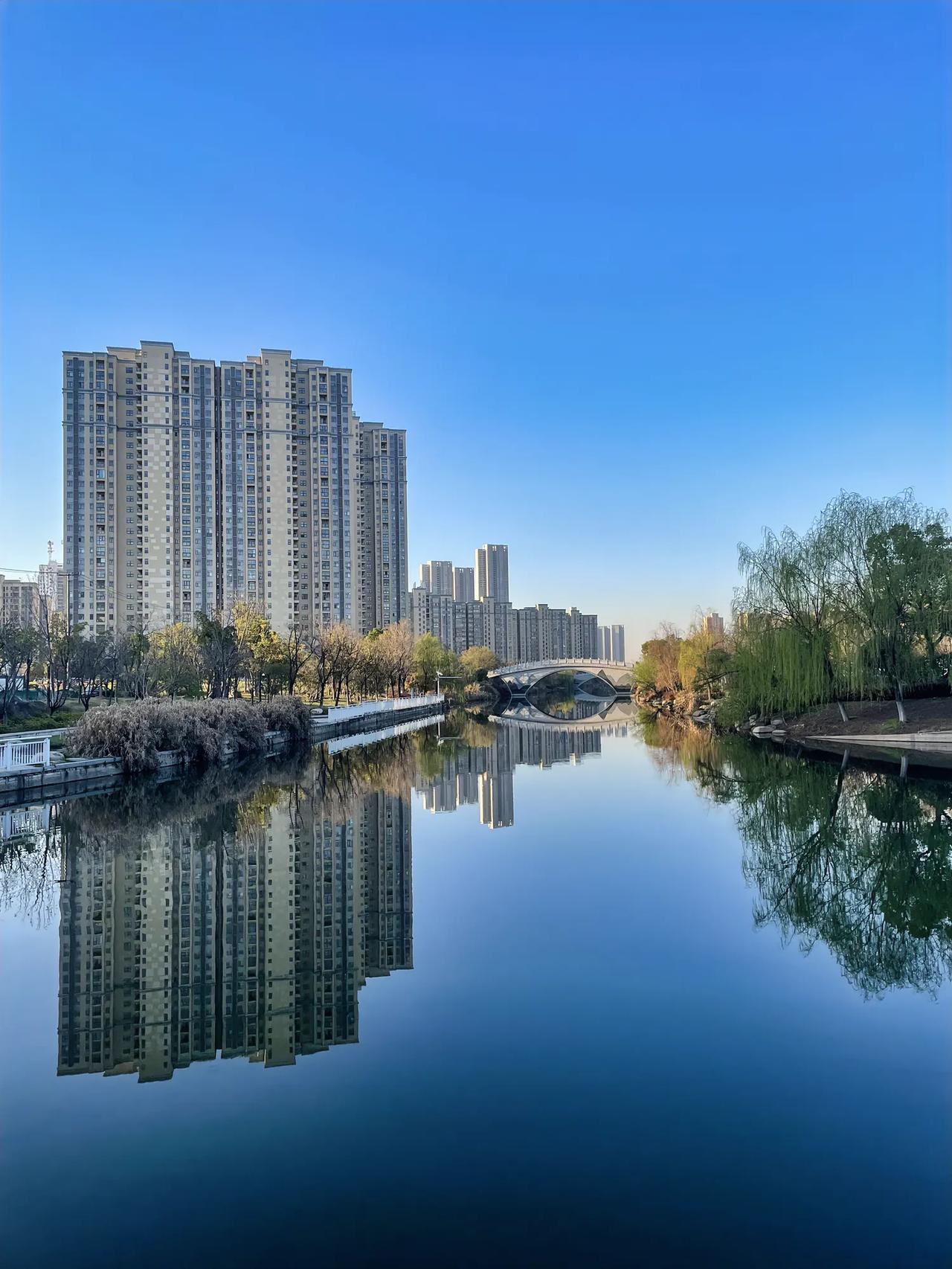 武汉冬无严寒，夏无酷暑。有人说武汉的冬天甚至比哈尔滨还要冷，因为武汉冬天的冷是湿