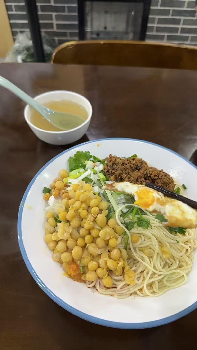 碳水脑袋狂喜！这碗豌杂面香到舔盘🍜
挖到宝了！
这碗豌杂面真的绝了！耙豌豆软绵