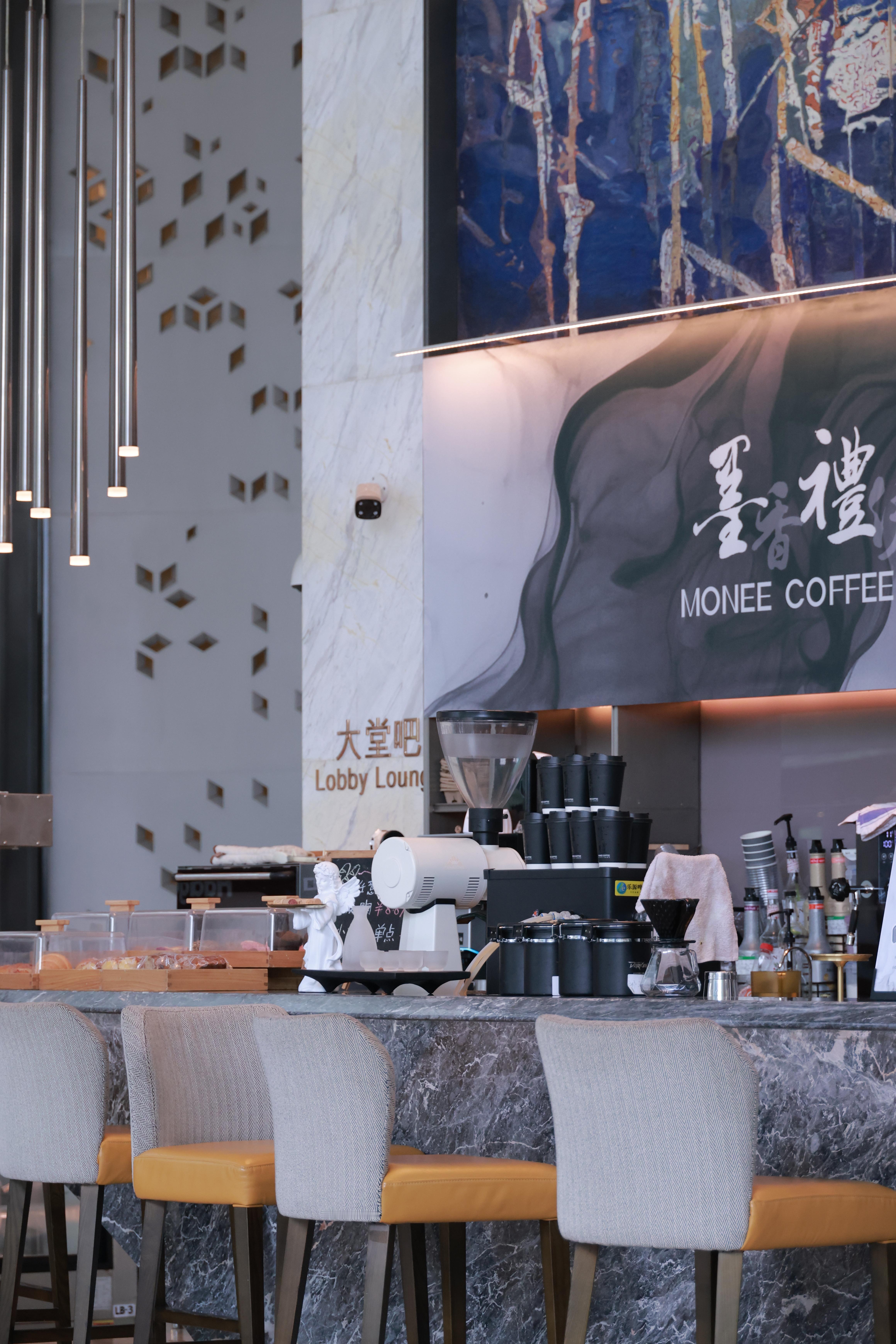 出差完酒店退房，我一般习惯找家咖啡店喝上一杯再开回家。这次为了省时间直接在酒店大