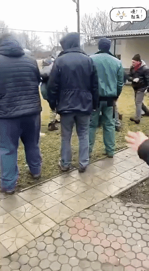 敖德萨民众觉悟了，乌克兰一队征兵人员贸然进入社区抓人，被男女老少一群人围着，甚至