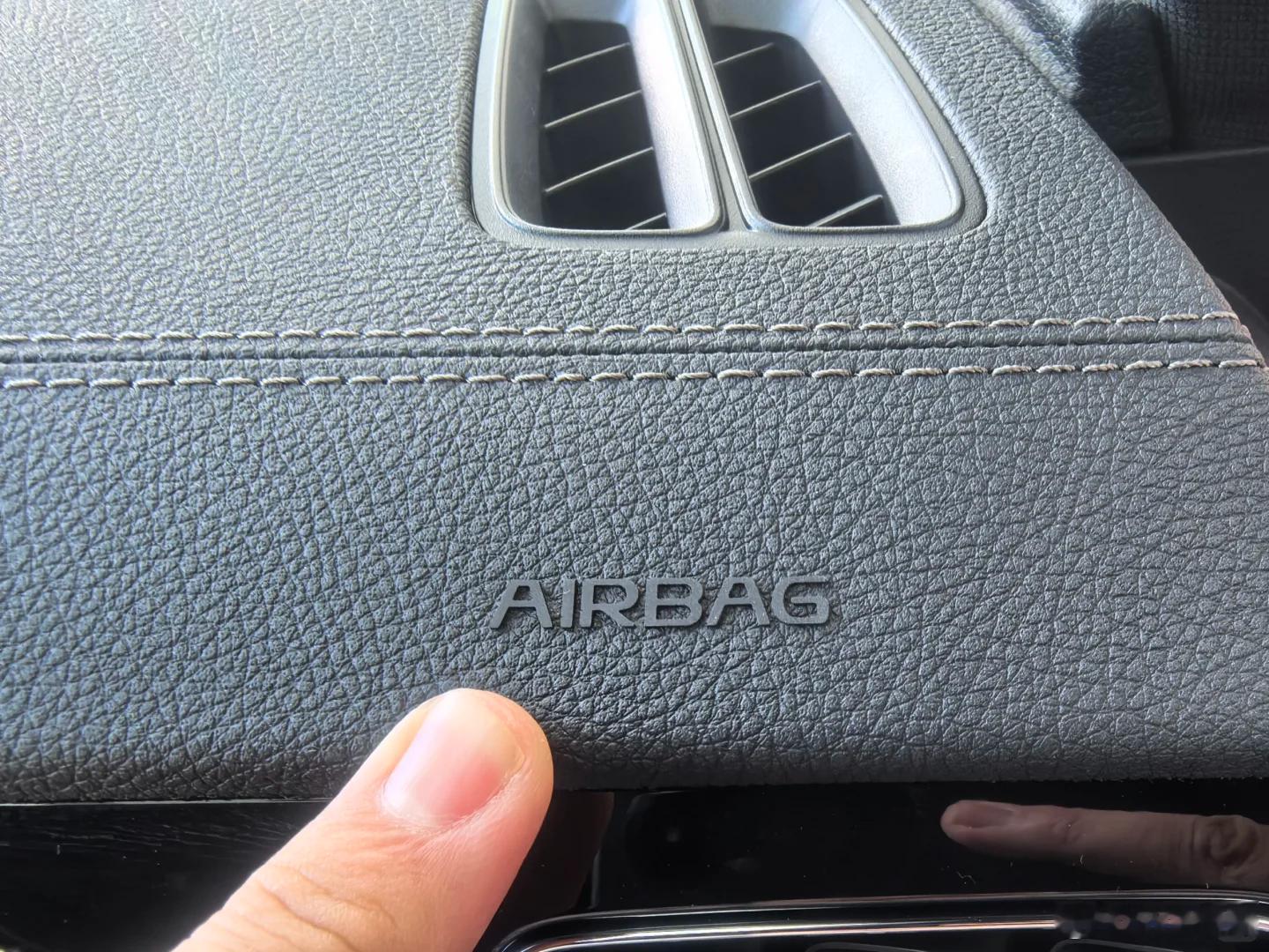 不要在车里放小玩偶了 尤其不要在有AIRBAG提示的地方放小玩偶了。如果不想安全