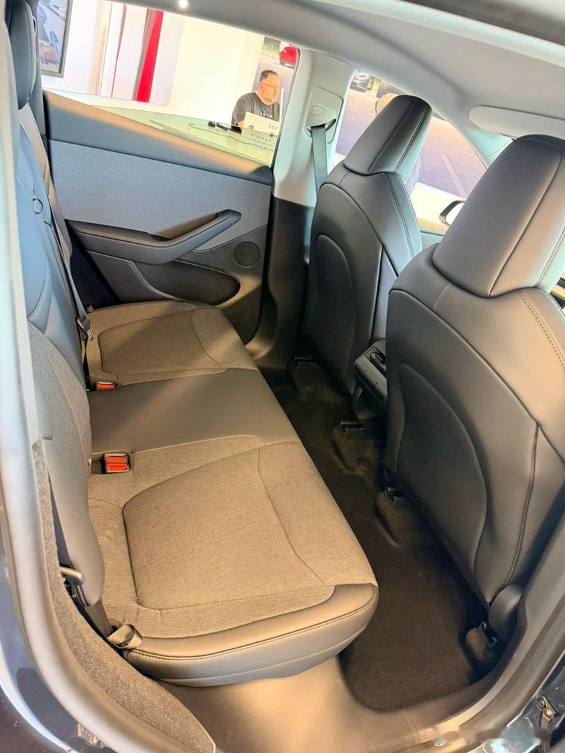 看了看乞丐款Model Y（Standard）。大片黑塑料干活风我还挺喜欢，座椅