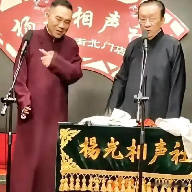 杨议说了半生相声
            无师确实有点尴尬
   侯家和杨家的关