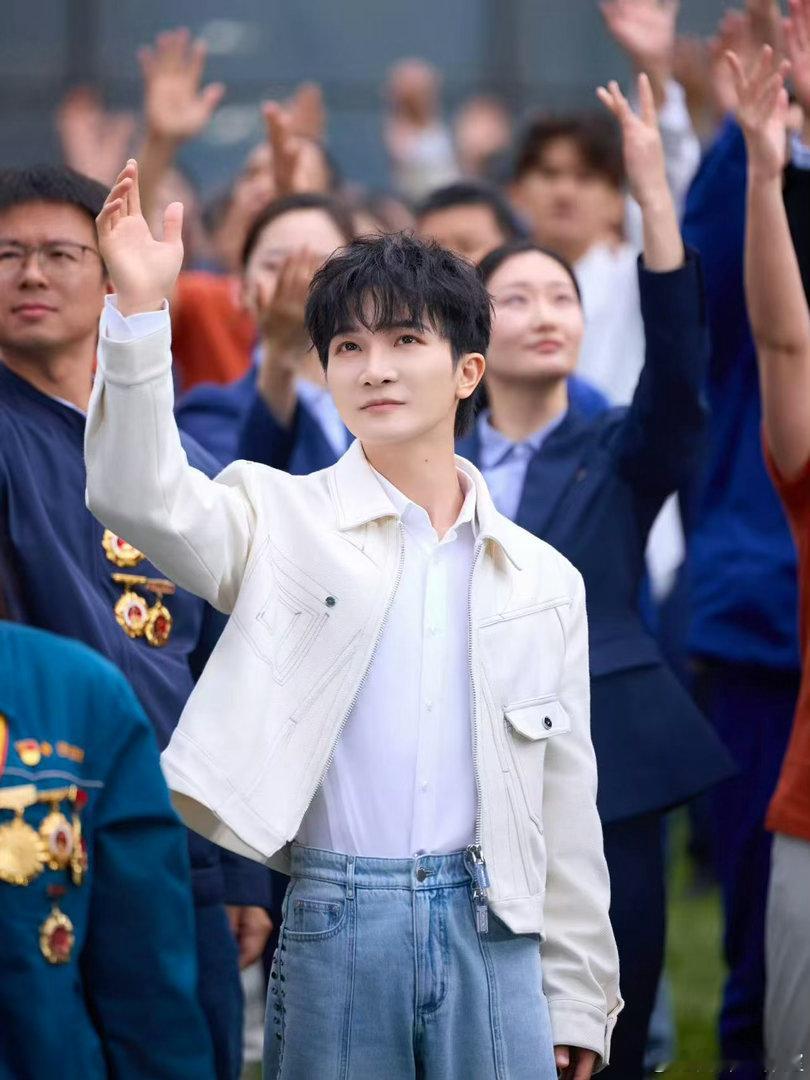 周深五一千人大合唱周深五一晚会今天的我们一曲《今天的我们》温暖治愈，周深动人唱腔