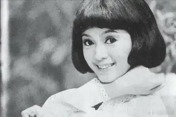 侯佩岑的妈妈林月云年轻时好漂亮，难怪被人宠了几十年 
