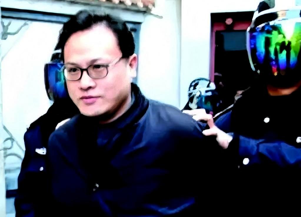 38岁的中国建设银行西安北大街支行行长周利民，与同事刘怡冰合伙作案长达五年。二人