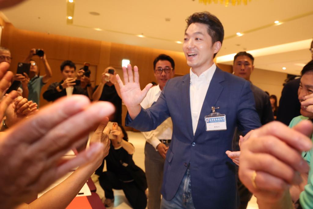 游锡堃才喊“躺着也中枪” 蒋万安亲自回应学历翻译
台北市长蒋万安在“立法院”第1