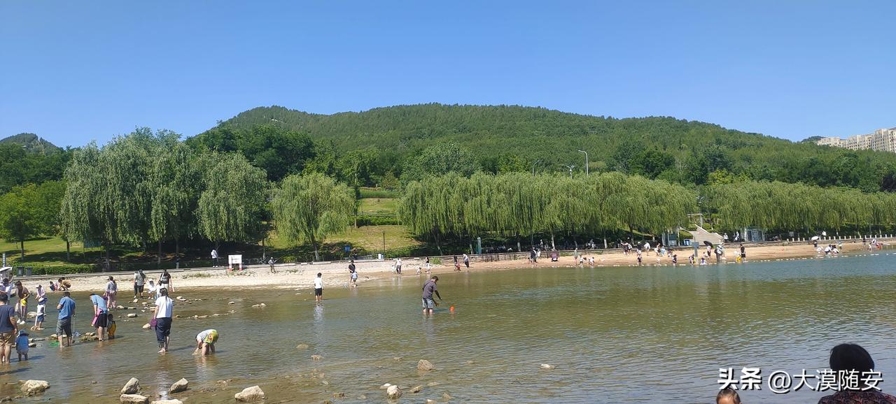 好像有人说，旅游就是换个地方玩手机。到这水库边看看青山绿水，心里感到非常的惬意！