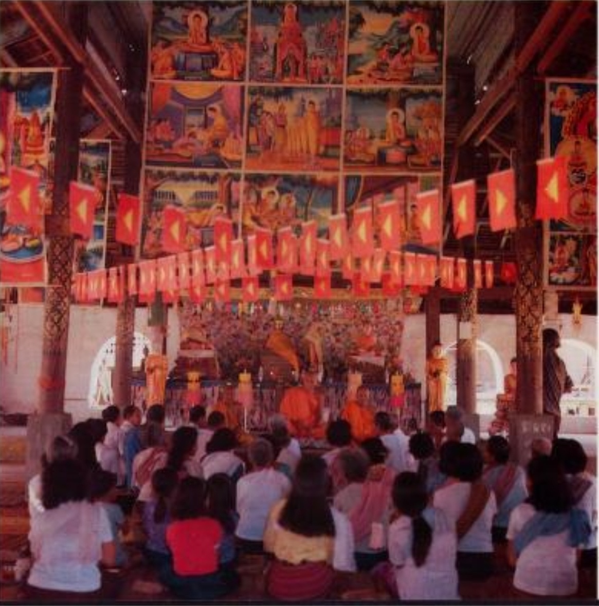 🔴高僧在寺院中讲法，大殿内悬挂着五塔红旗1988年，柬埔寨人民共和国平凡观世界