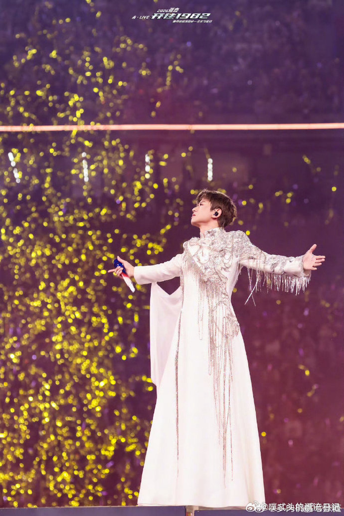 张杰网友偶遇歌手导演在张杰演唱会 能让歌手导演专程来看演唱会，张杰的舞台魅力真的