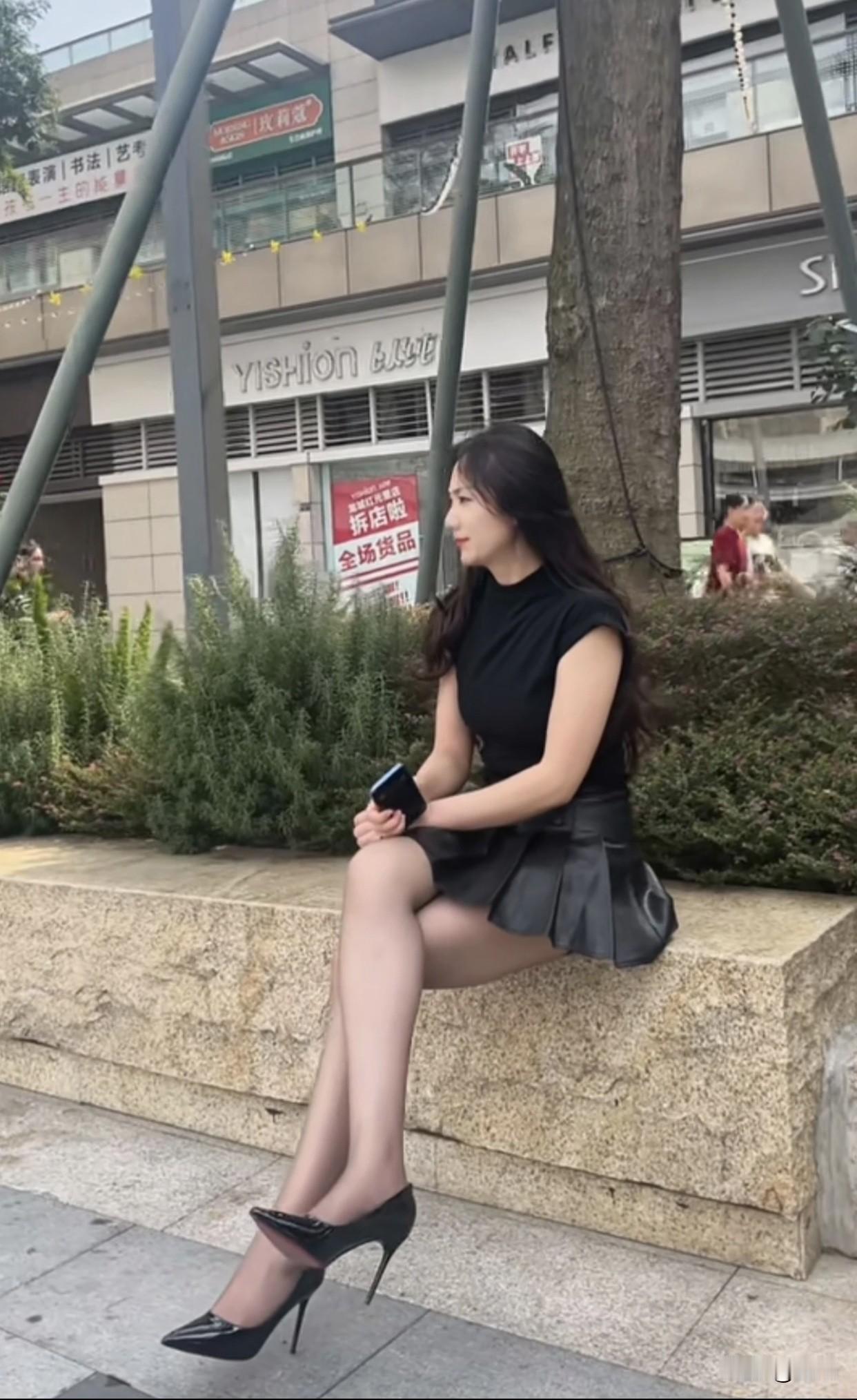 记录我的2026优雅都市女郎，黑裙红唇，都市风范