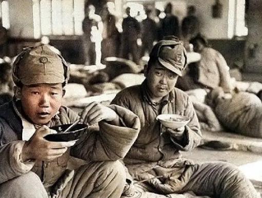1948年，崔良元挑着一担肉包子误入敌阵。被敌人发现后，他急中生智：“都饿坏了吧