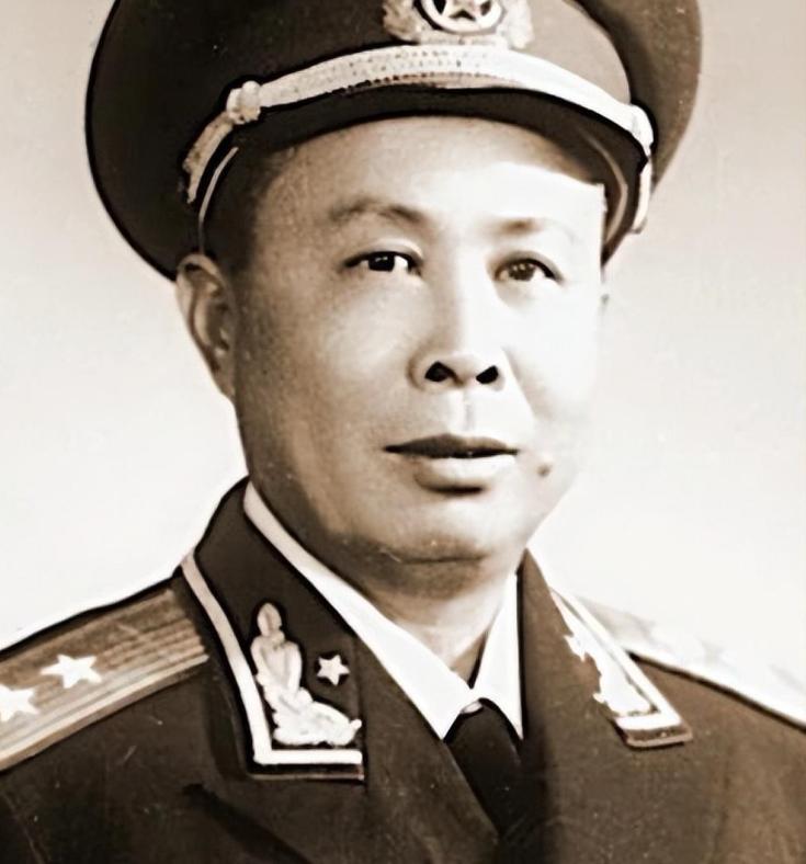 1955年，一条“无军职不授衔”的铁令，让在家养病的肖新槐自觉与将星无缘，但他忘