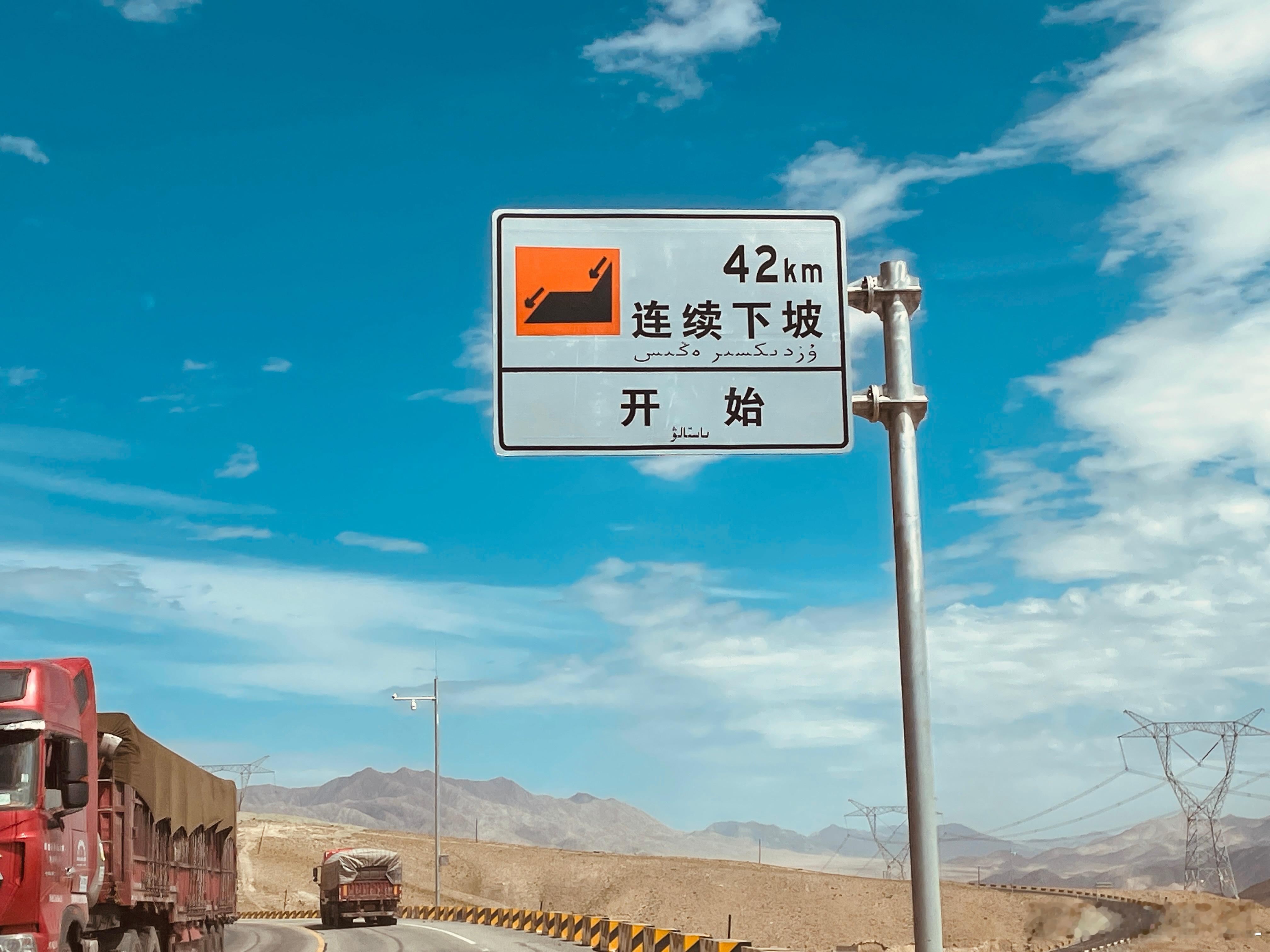 我其实也抽烟，但是很多人以为我不抽烟。偶尔偷偷抽烟被熟人撞见了会惊叹一句，你居然