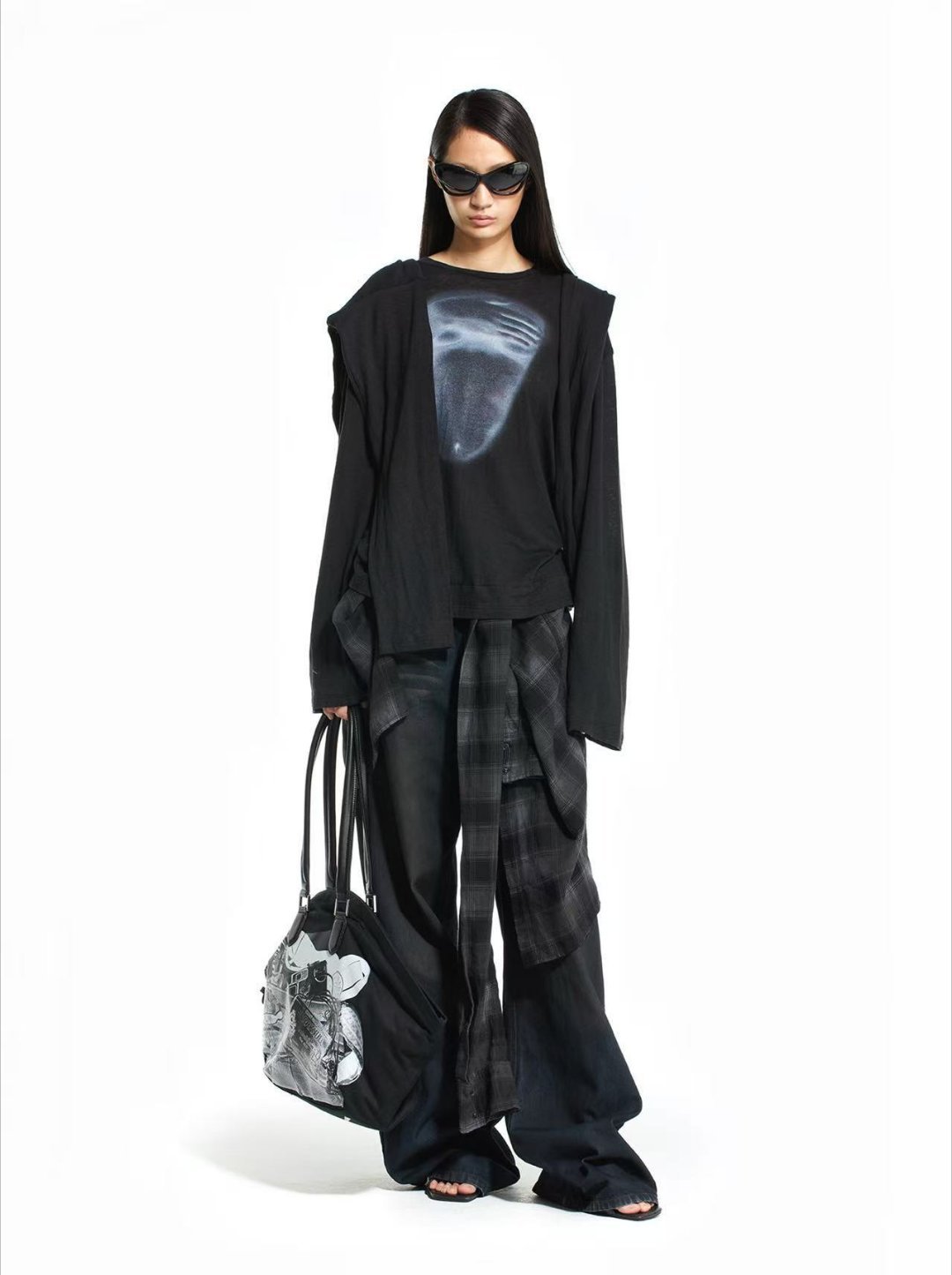 MARRKNULL 服饰品牌认领蔡徐坤。蔡徐坤该品牌融合中西文化视角，挑战传统时