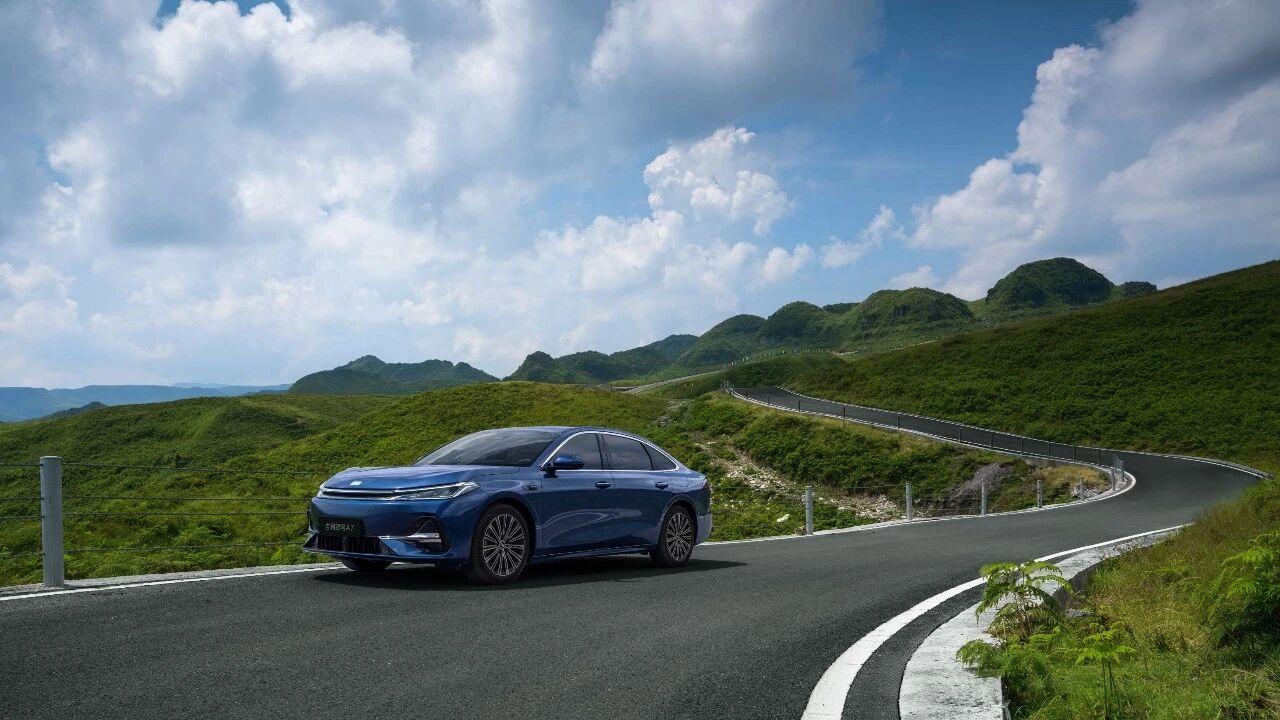 第7万辆银河A7下线距上市共计110天。
吉利银河A7今年8月份上市，定位为中型