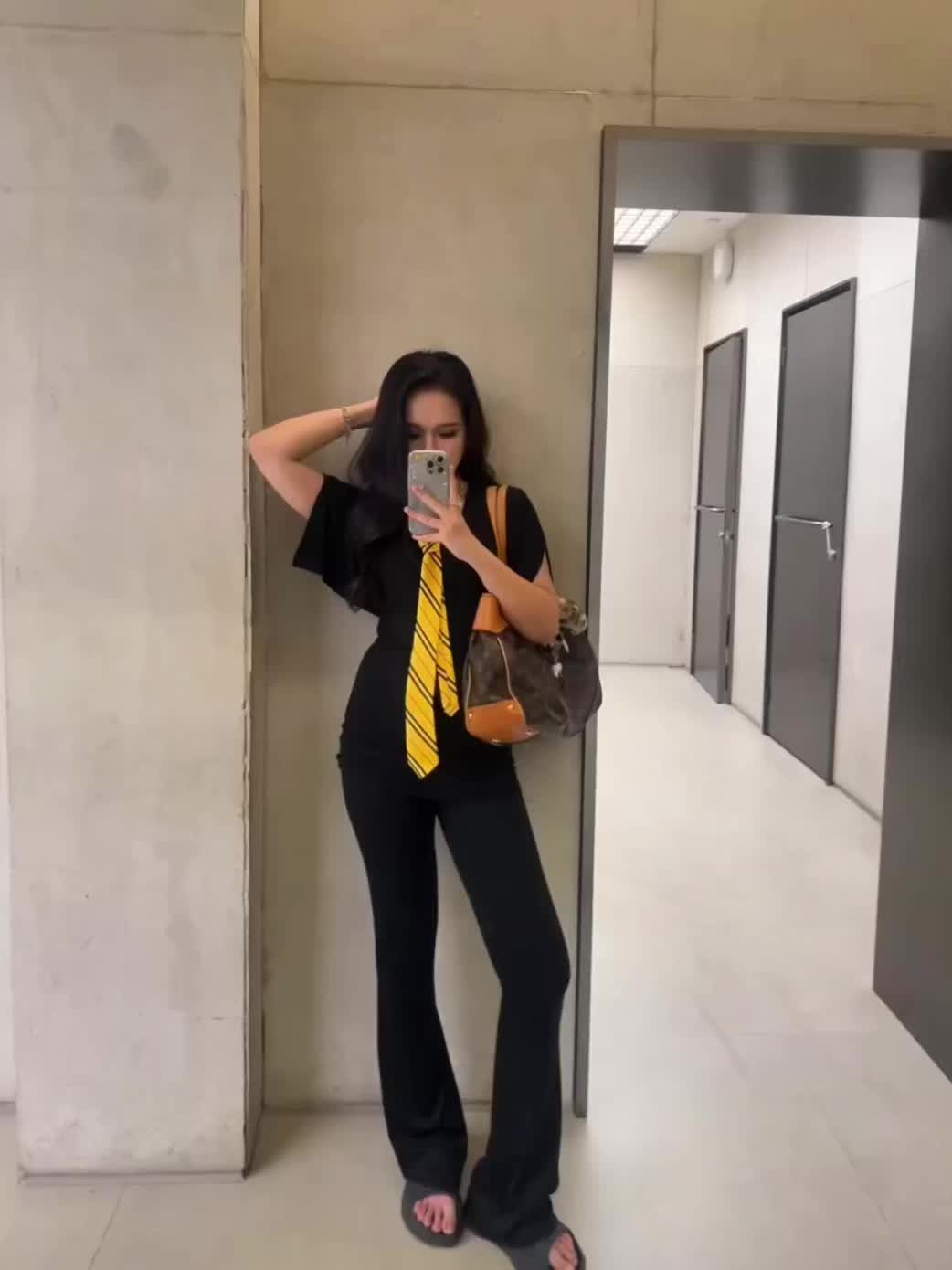 最近压力好大，急需一位懂事的肌肉男