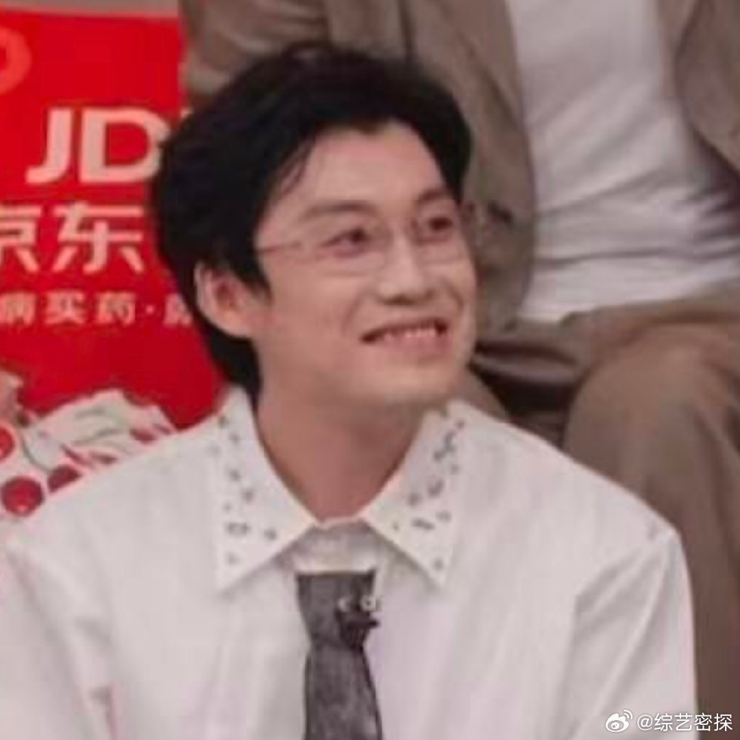 王传君马旭东表情神同步 服了王传君与马旭东，同框时刻表情动作直接撞款。仿佛开启复