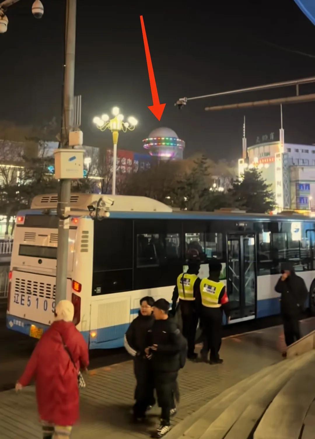 还是要恭喜本溪，经过不懈的努力环球上面的大球安装了景观灯，晚上的时候还能转起来，