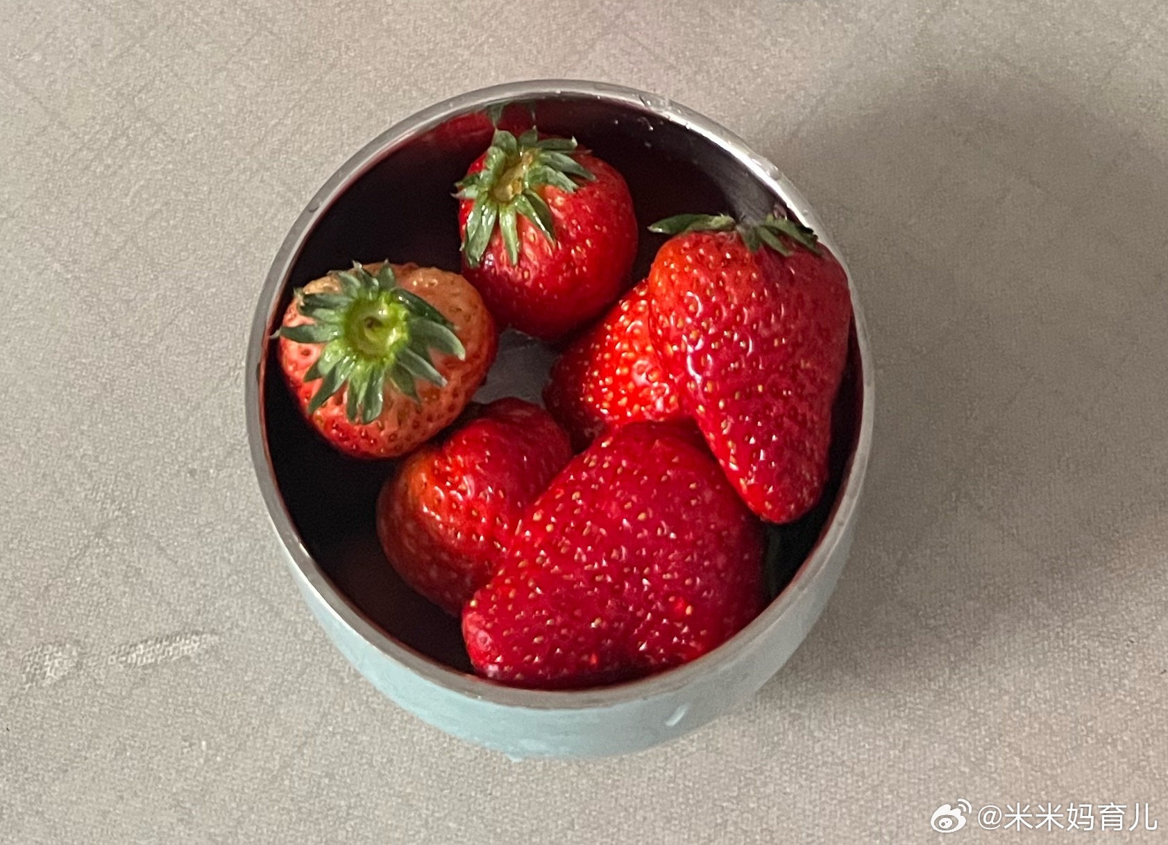昨天给米米买的草莓还行～早餐鸡蛋米粉搭配一个草莓我家的种草清单米米的成长记录
