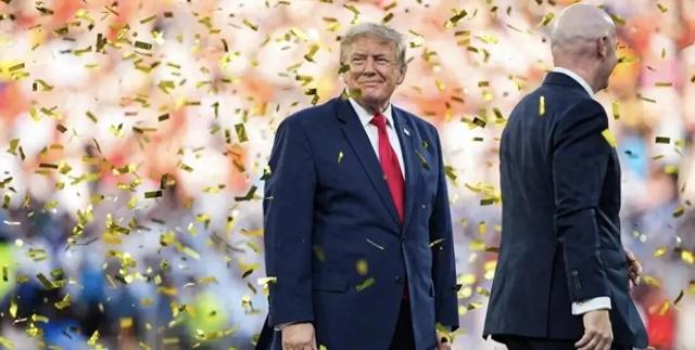 特朗普颁奖被8万人狂嘘84分贝！
赖在台上死活不走
国际足协主席都拉不动
202
