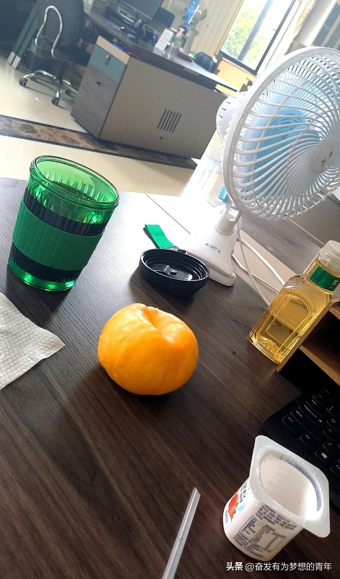 公司新招进来一个来自上海的高知（博士，年薪60w+)，每天都会打扮的特别精致来公