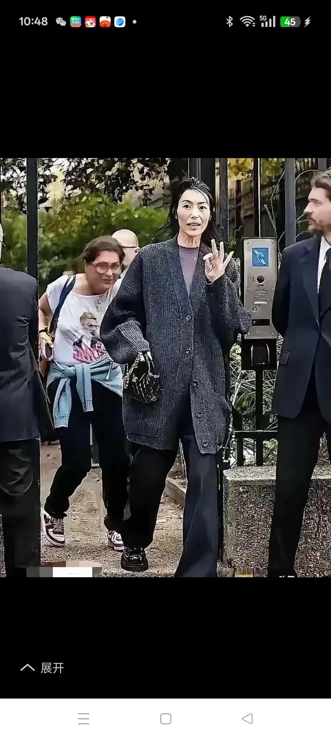 判若两人的超模刘雯
       超模刘雯曾在T形台上光采照人过，但最近路人拍到