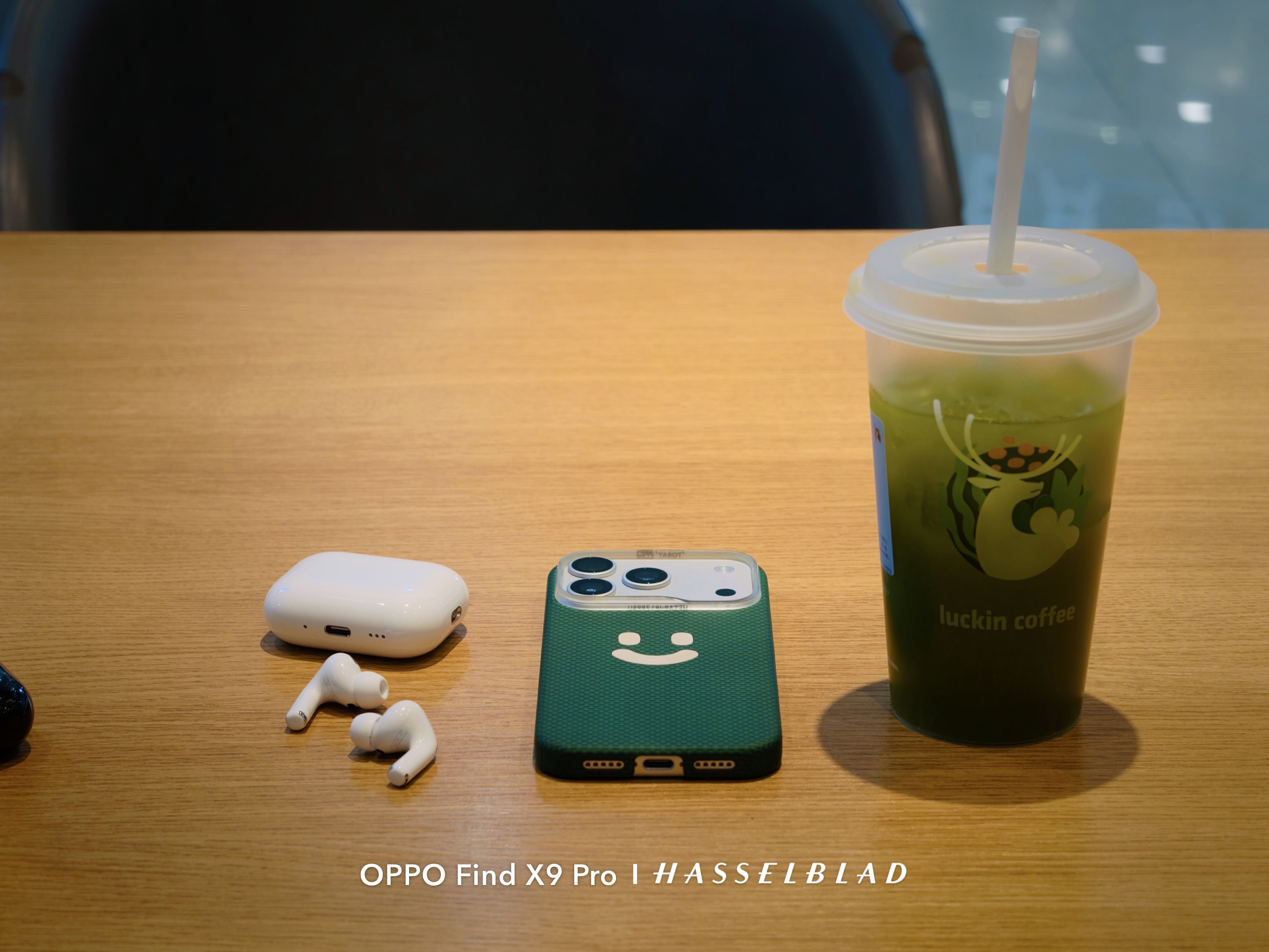 今天主打色是绿色，最近喜欢上喝瑞幸的「苦瓜轻体果蔬茶」了。苦苦涩涩的很适合我