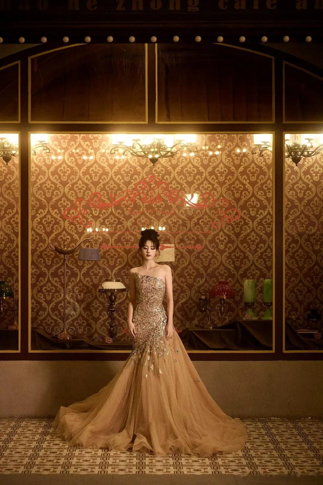 白鹿好早，金色长裙造型怎么样 ​​​