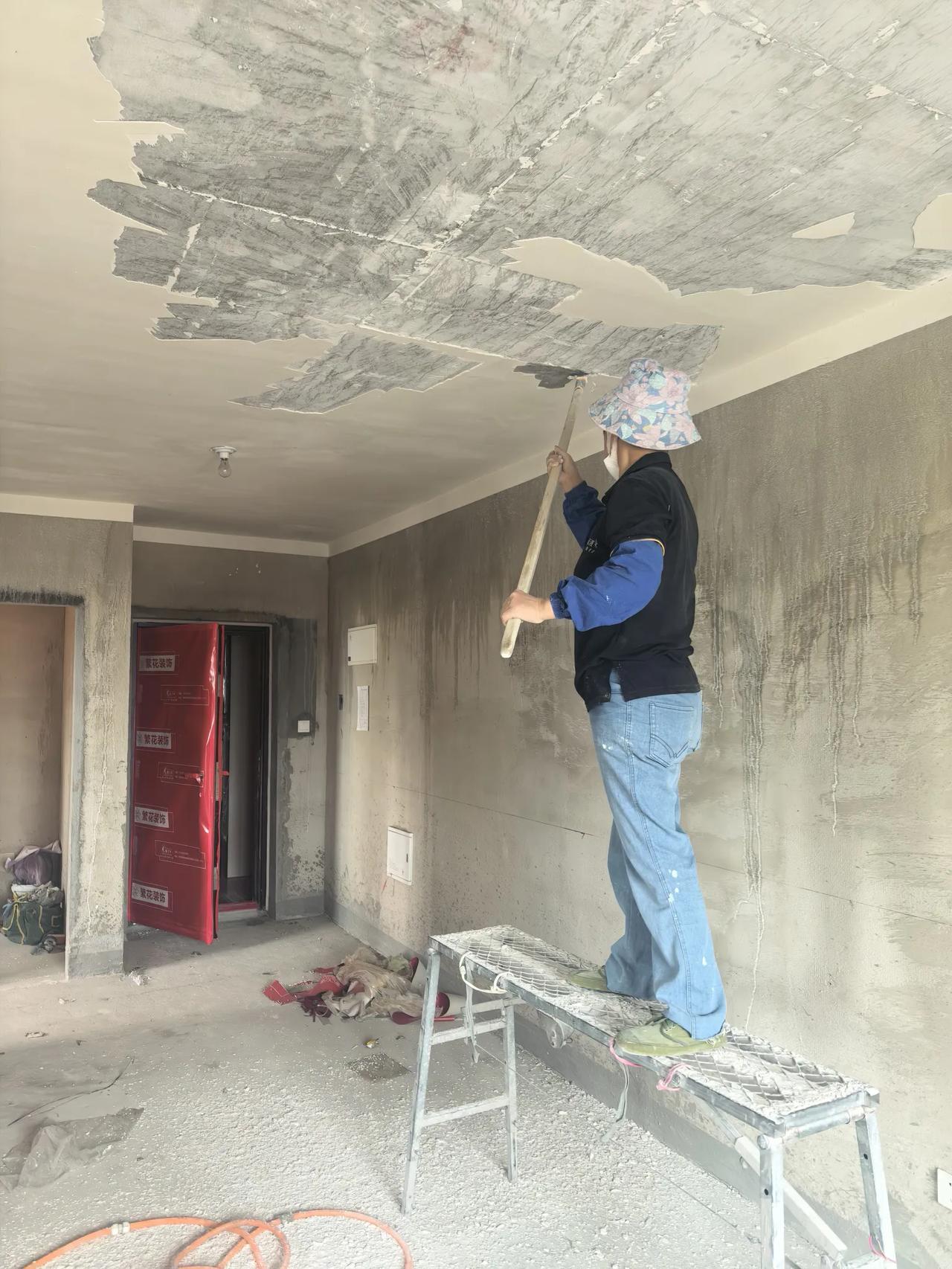 油工张师傅，这个师傅跟着我们干了13年了，前几天去工地，看到张师傅他爱人，也来工