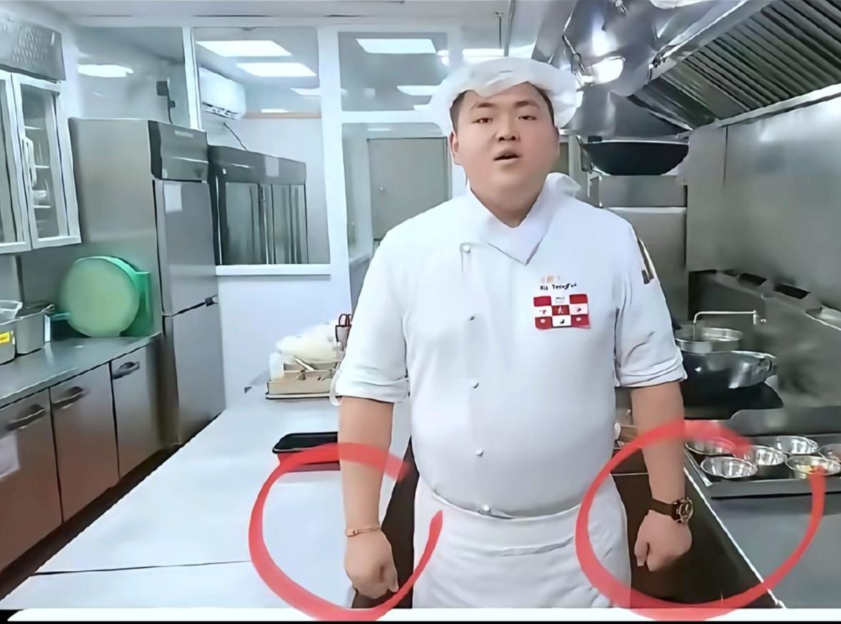 西贝，用实际行动打自己的脸啊！

后厨厨师戴着手表和金首饰炒菜，说好的专业呢？